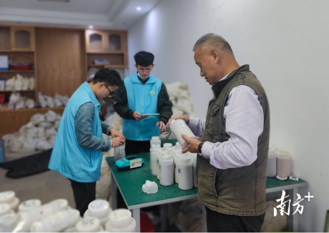 王富华现场检查土壤样品制备质量