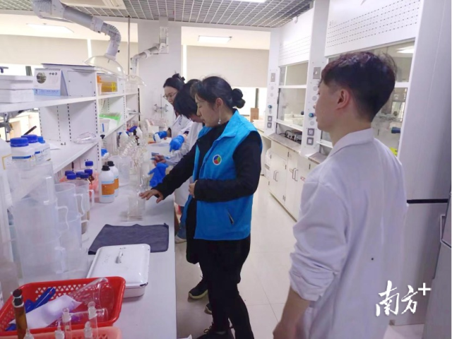 技术专家对检测人员进行指导
