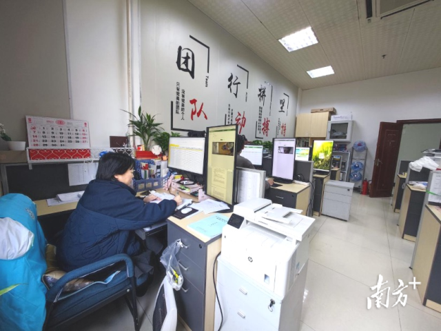 杜瑞英在视频检查制样操作规范性