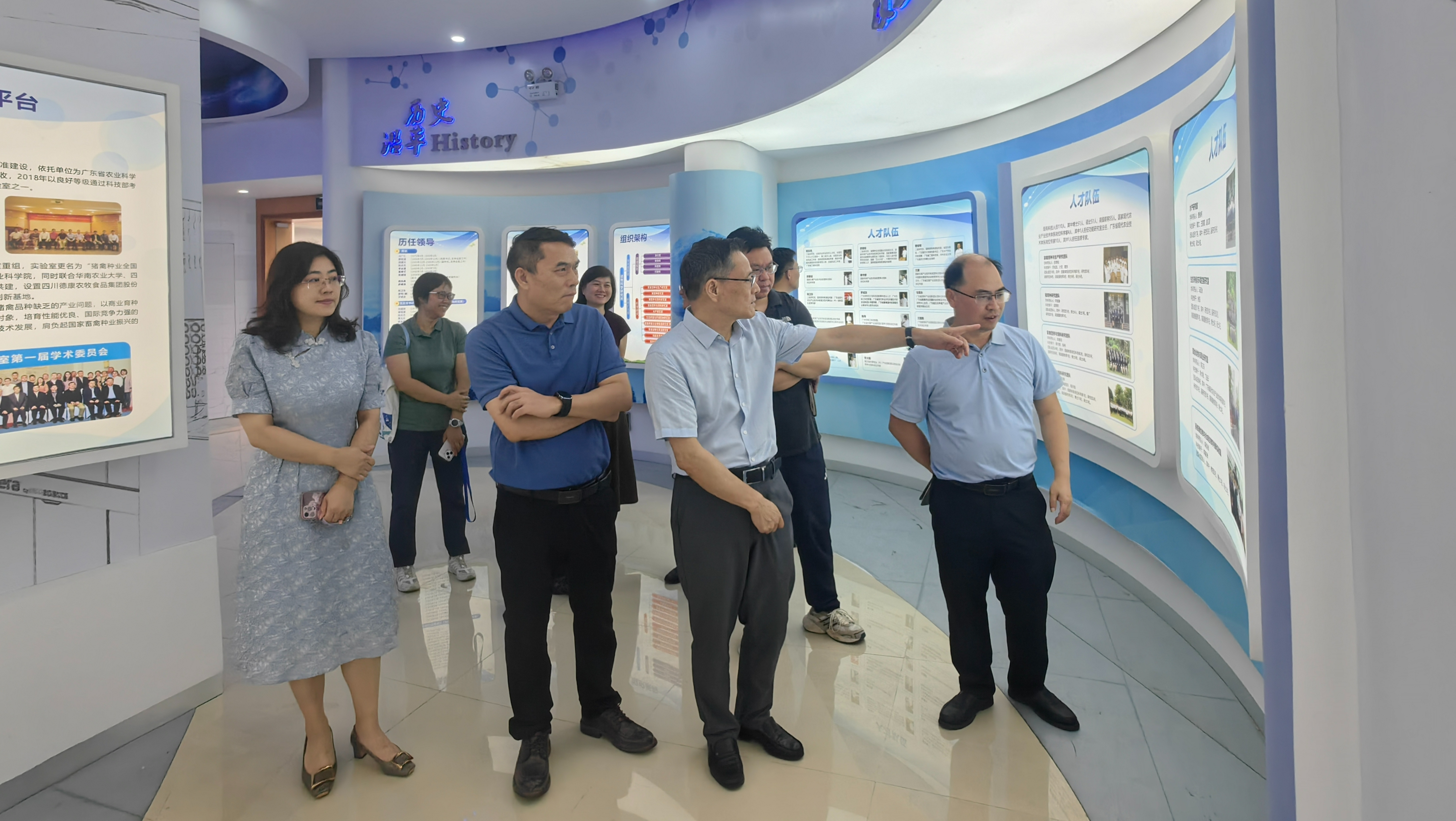 省农业技术推广中心主任林绿一行到动科所调研