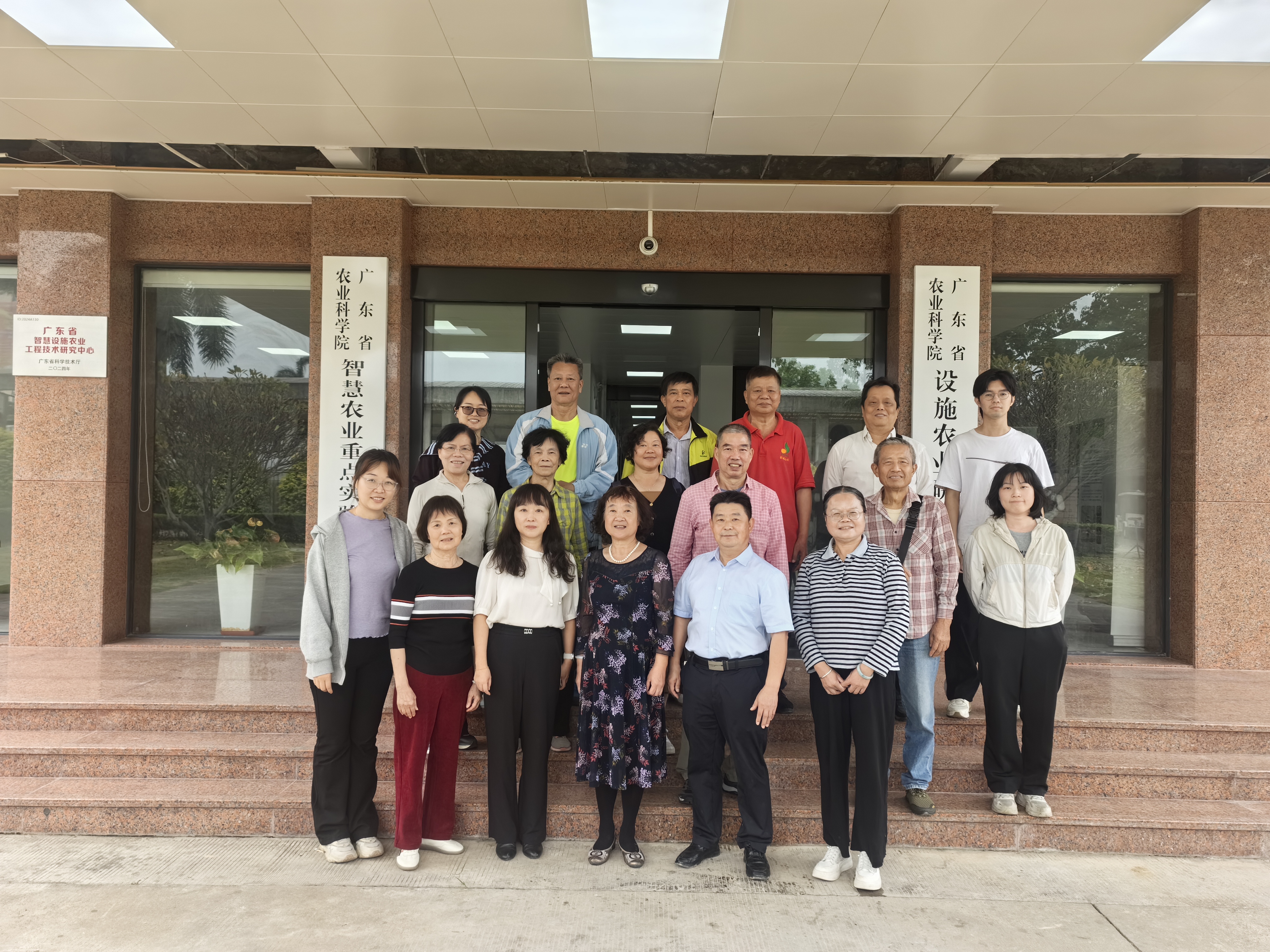 设施所组织退休职工开展重阳节活动