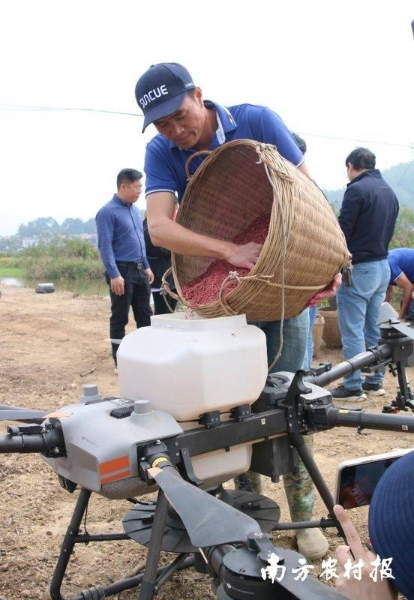 工人在台山市北陡镇沙头冲村直播田间操作。