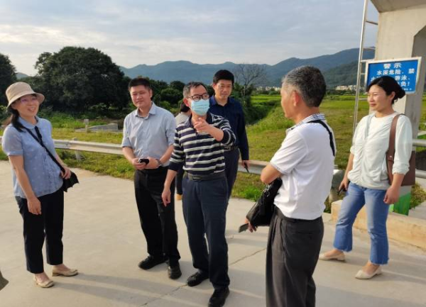 省农科院水稻所专家与广州市增城区农业农村局总农艺师李茂禾在交流。