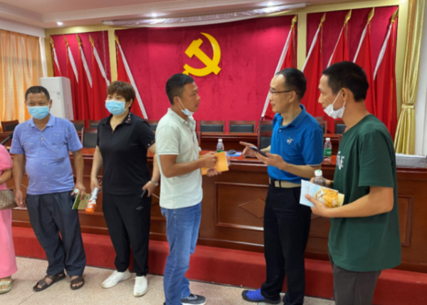 刘彦卓现场为农民们讲解水稻栽培技术。