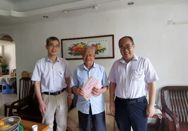 慰问老党员照片1.jpg