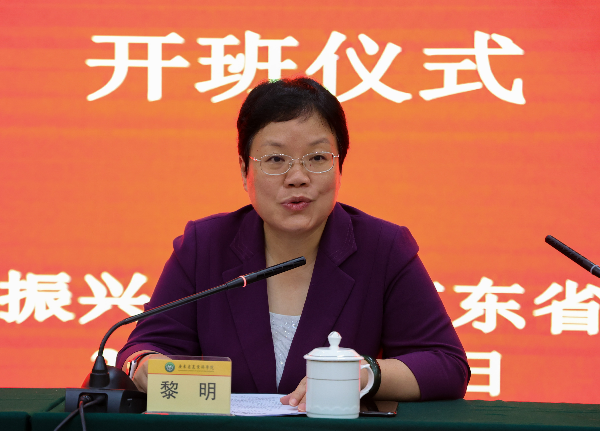 图2黎明作开班动员讲话（新快报记者供图）.jpg