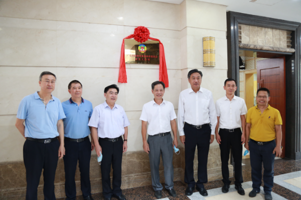 20210913省政协主席王荣（左3）到我院调研种业创新工作2.JPG