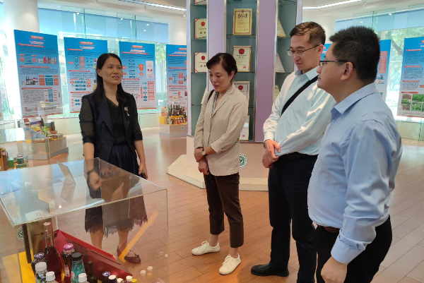1020宝湾物流控股有限公司总经理冯海虹一行到加工所参观交流3.jpg
