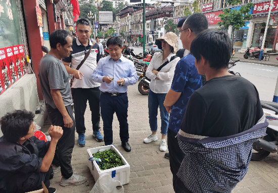 专家组调研墨脱县城菜市场.jpg