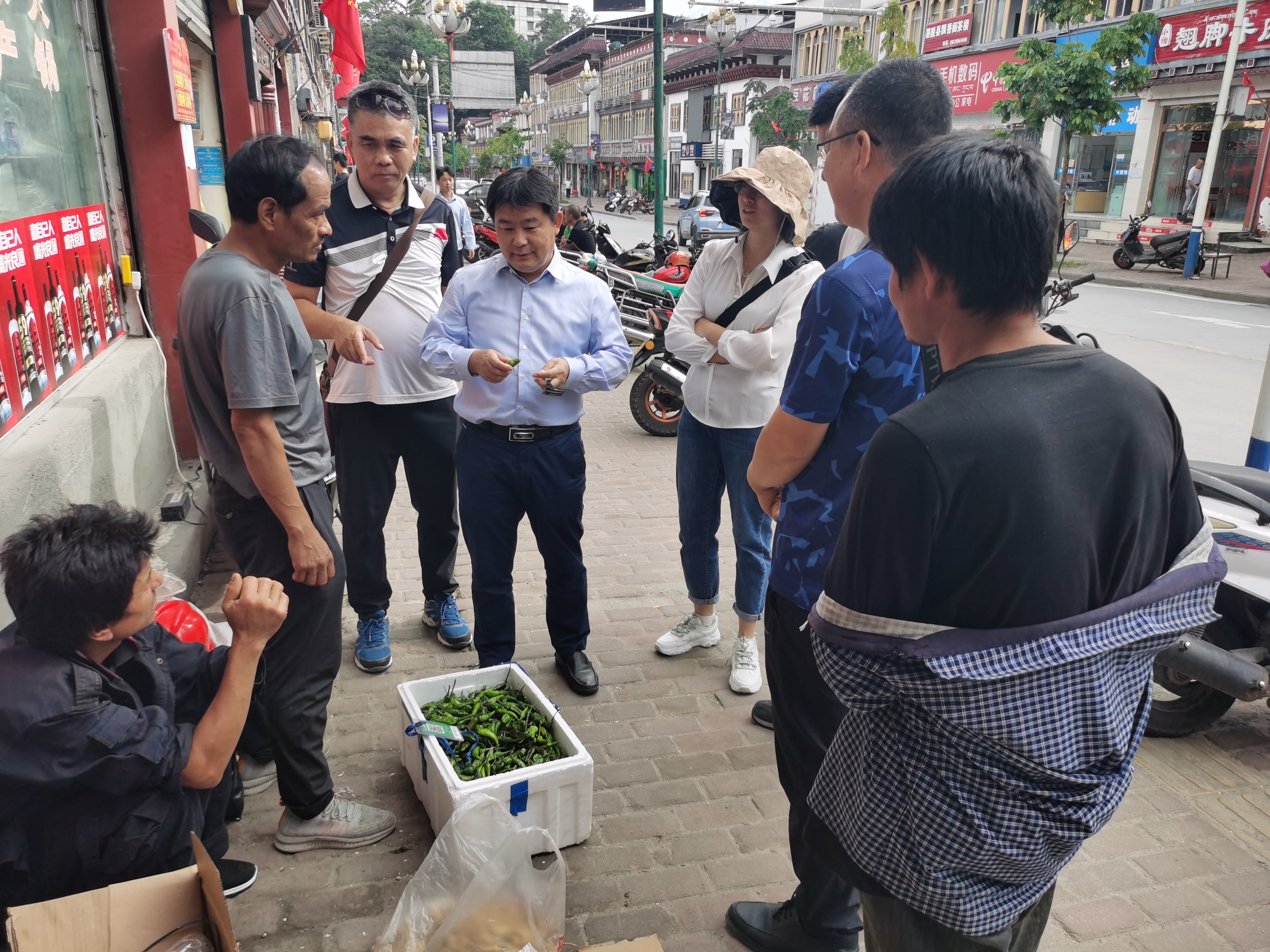 专家组调研墨脱县城菜市场.jpg