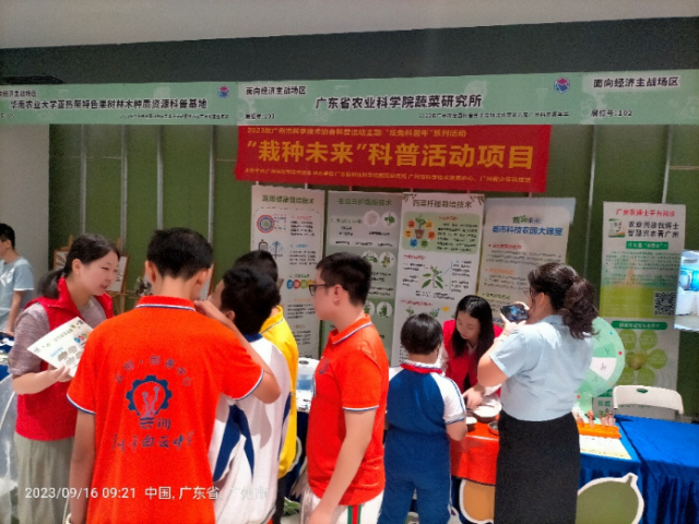 蔬菜所展位前互动的市民朋友络绎不绝