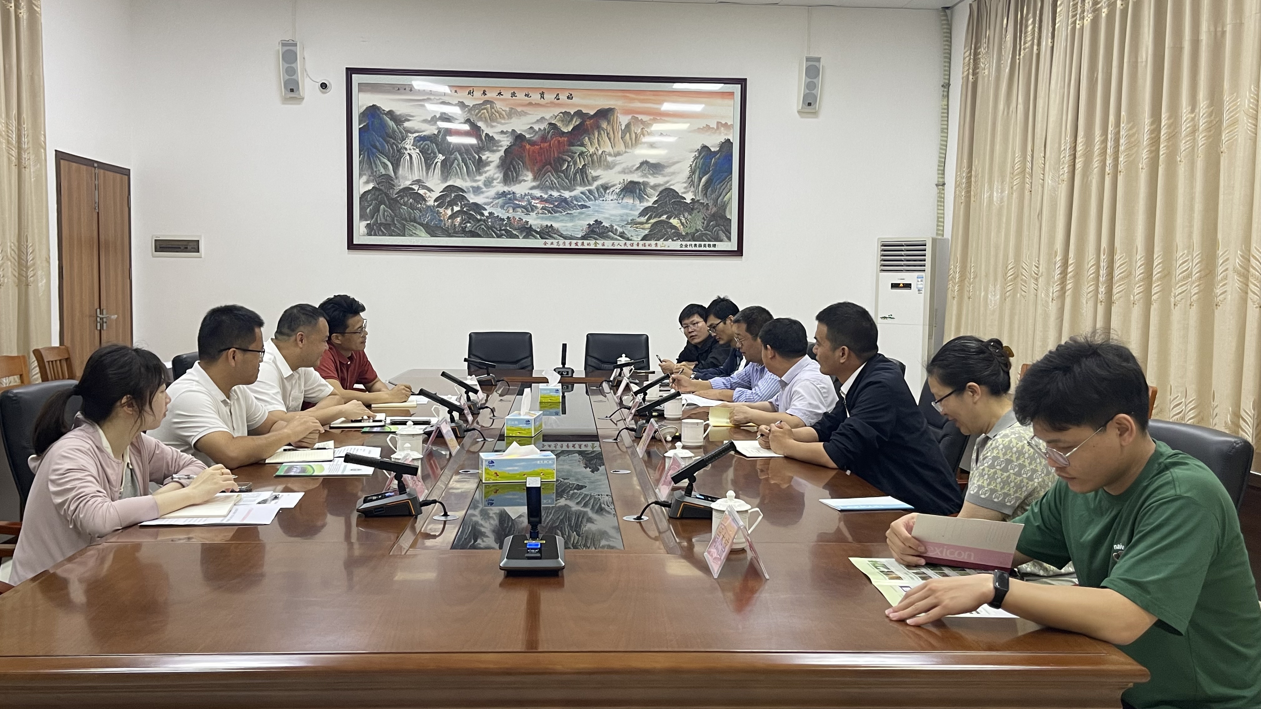 与金山街道办事处主任程军等座谈.jpg
