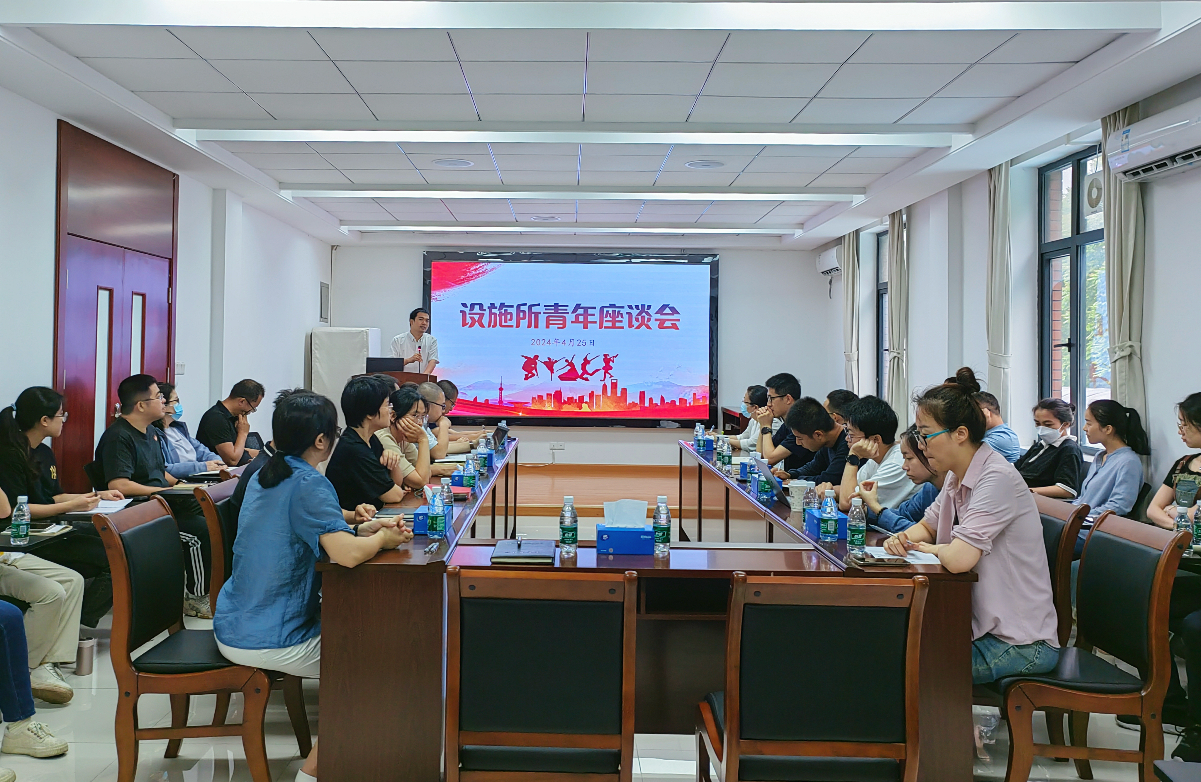 青年座谈会1.jpg