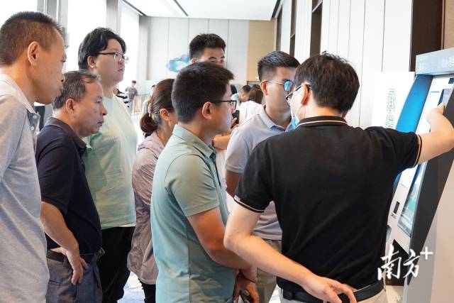 参会人员现场了解和体验承诺达标合格证开证设备