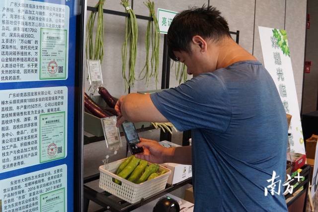 参会人员现场了解达标亮证行动