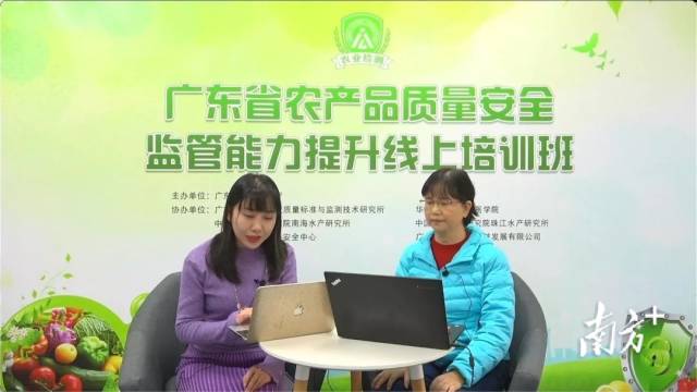 广东省农业科学院三级研究员李颖（右）