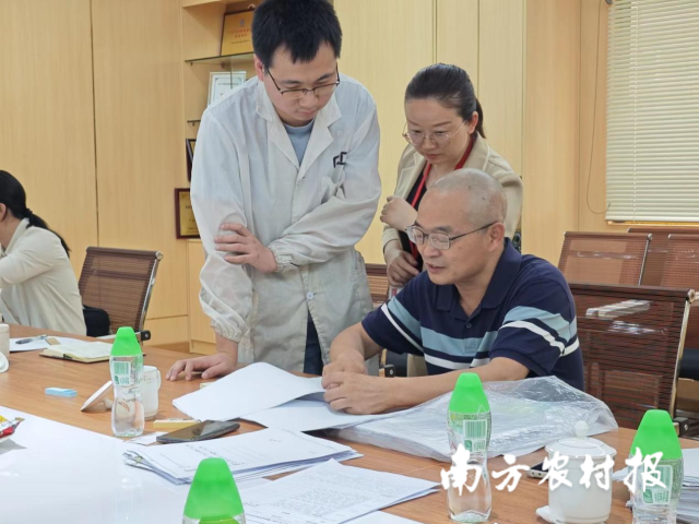 检查组就遇到的问题针对性指导实验人员